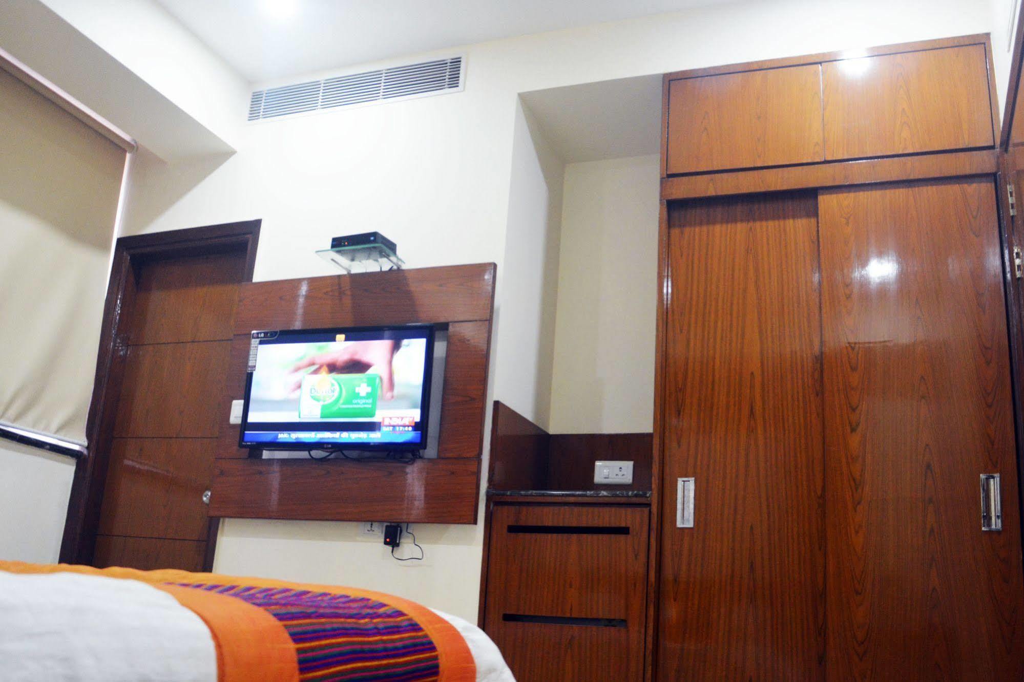 Trinity Corporate Udyog Vihar Hotel Gurgaon Exterior photo